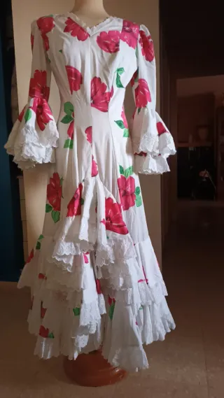 Traje de flamenca blanco con flores rojas y verdes