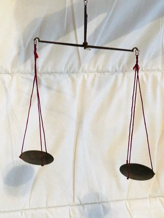 Balanza de precisión antigua de latón