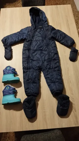 Mono de nieve azul con botitas y manoplas