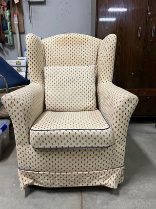 Sillón de tela beige y azul