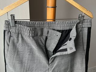 Pantalón de vestir chico gris con raya