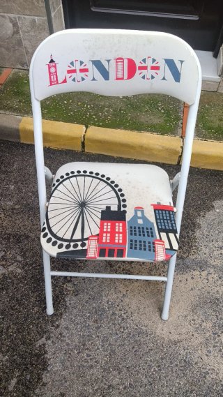 Sillas pequeñas rojas