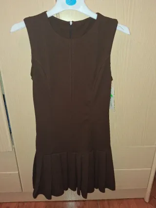 Vestido marrón con falda plisada