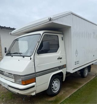 Nissan  Trade 1991