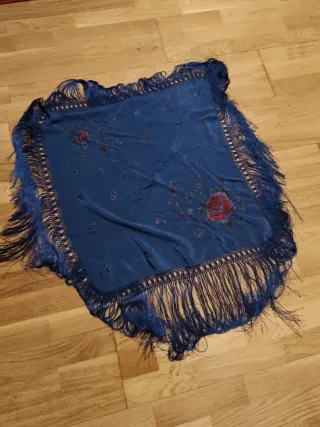 Mantoncillo Flamenco Azul con Flores Rojas
