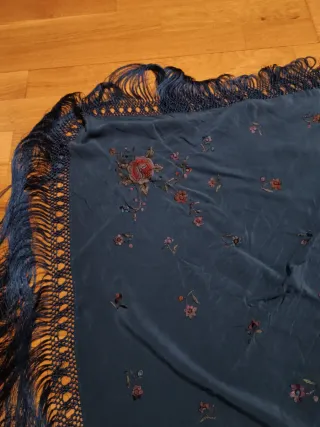 Mantoncillo Flamenco Azul con Flores Rojas