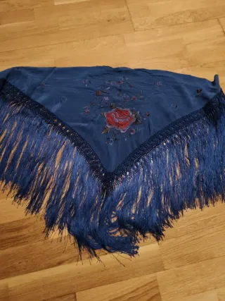 Mantoncillo Flamenco Azul con Flores Rojas