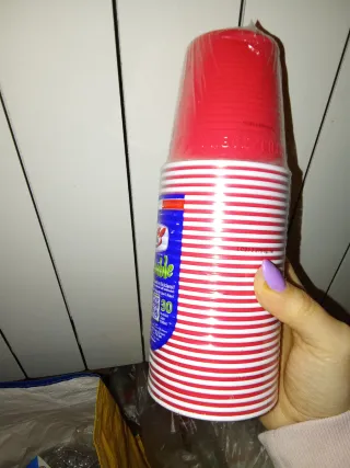 Bicchieri rossi e bianchi usa e getta