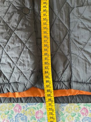 Chaqueta Barbour acolchada azul marino y naranja