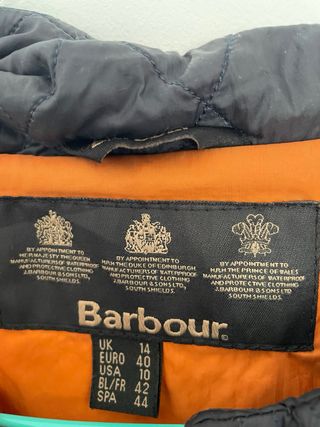 Chaqueta Barbour acolchada azul marino y naranja