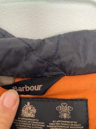 Chaqueta Barbour acolchada azul marino y naranja