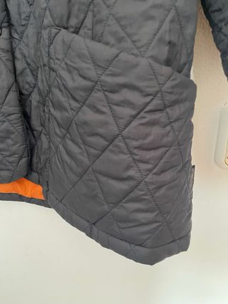 Chaqueta Barbour acolchada azul marino y naranja