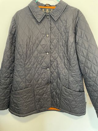 Chaqueta Barbour acolchada azul marino y naranja