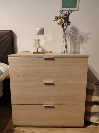 Cómoda de madera beige y marrón