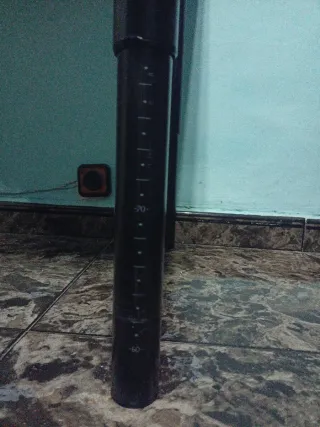 Mesa Ikea madera y patas de metal regulables