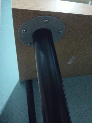 Mesa Ikea madera y patas de metal regulables