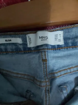 Pantalón vaquero desgastado.