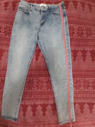 Pantalón vaquero desgastado.