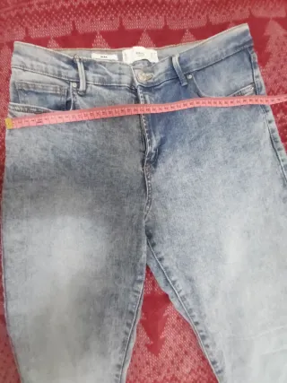 Pantalón vaquero desgastado.