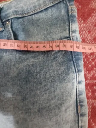 Pantalón vaquero desgastado.