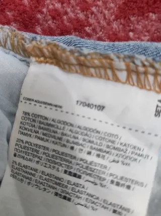 Pantalón vaquero desgastado.