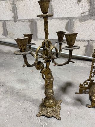 Reloj y candelabros antiguos de metal