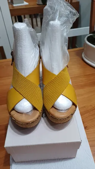 Sandalias de piel ocre Talla 36, muy buen estado