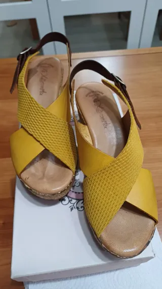 Sandalias de piel ocre Talla 36, muy buen estado