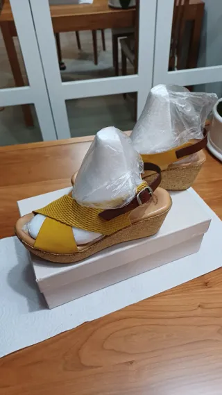 Sandalias de piel ocre Talla 36, muy buen estado