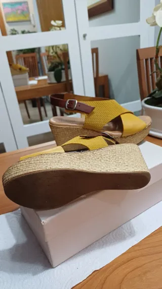 Sandalias de piel ocre Talla 36, muy buen estado
