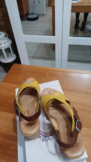 Sandalias de piel ocre Talla 36, muy buen estado