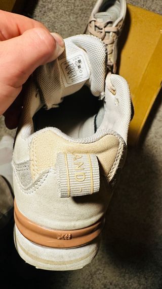 Zapatillas deportivas grises y rosas