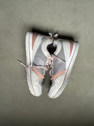 Zapatillas deportivas grises y rosas