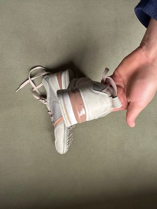 Zapatillas deportivas grises y rosas