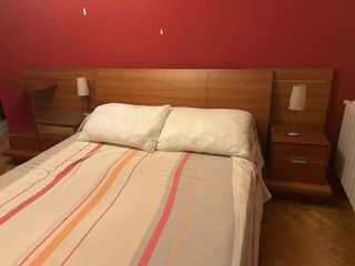 Cabecero con somier y mesillas de madera