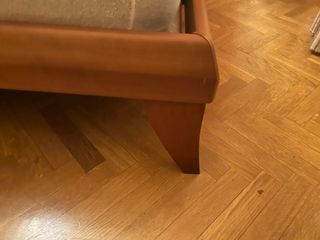 Cabecero con somier y mesillas de madera