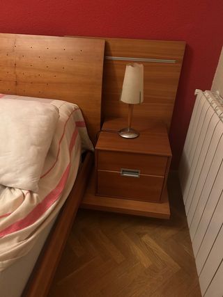 Cabecero con somier y mesillas de madera