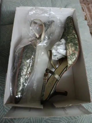 Sandalia tacón fino verde y plateada