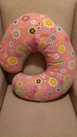 Cojín de lactancia con funda lavable