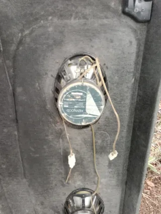 Bandeja Mazda 23 F con altavoces