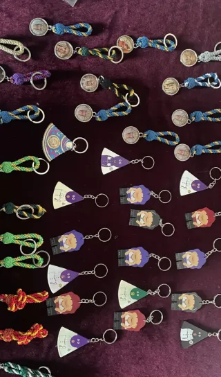 Llaveros artesanales con medallas