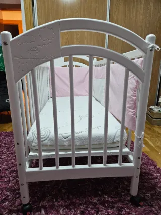 Cuna de bebé blanca