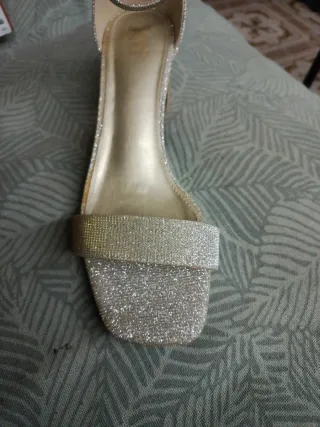 Sandalia tacón ancho plateada brillante