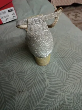 Sandalia tacón ancho plateada brillante