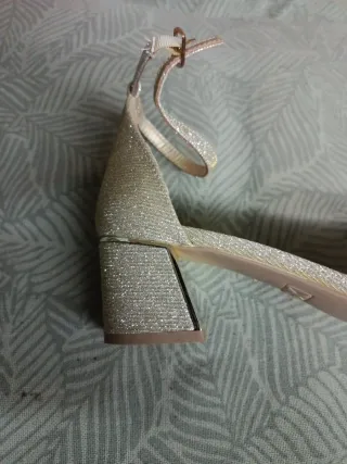 Sandalia tacón ancho plateada brillante