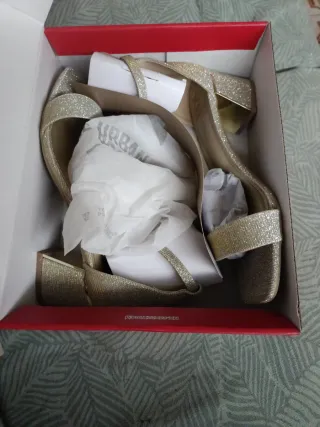 Sandalia tacón ancho plateada brillante