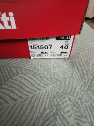 Sandalia tacón ancho plateada brillante