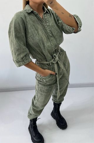 Mono vaquero verde con cinturón