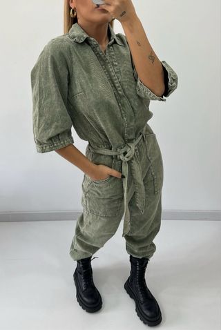 Mono vaquero verde con cinturón