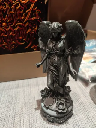 Figura Ángel con Base de Flores